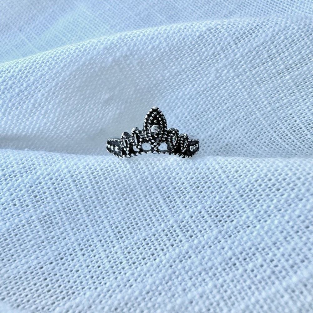 Detailed Tiara ring size 5.5